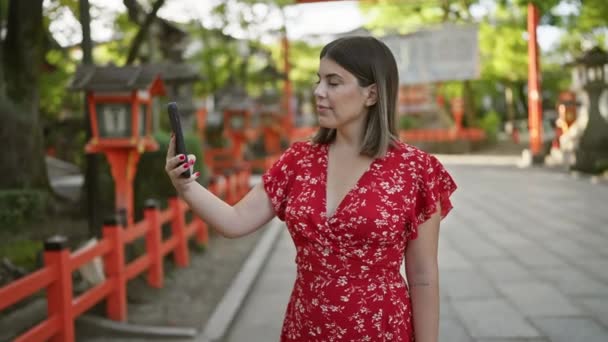 Krásná Hispánka Užívá Neformální Selfie Starém Chrámu Yasaka Kjótu Japonsku — Stock video