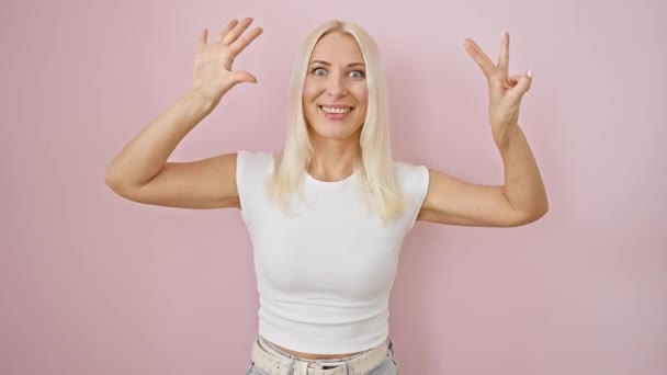 Mooie Jonge Blonde Vrouw Die Vol Vertrouwen Naar Boven Wijst — Stockvideo