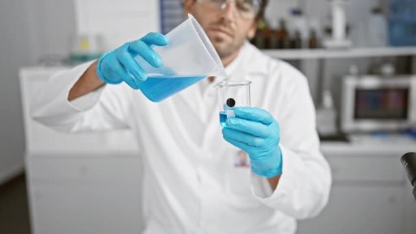Ein Fokussierter Mann Laborbrille Und Handschuhen Mischt Einem Becher Labor — Stockvideo