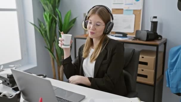 Młoda Blondynka Słuchawkach Korzysta Przerwy Kawę Biurze Tle Przez Wewnętrzne — Wideo stockowe