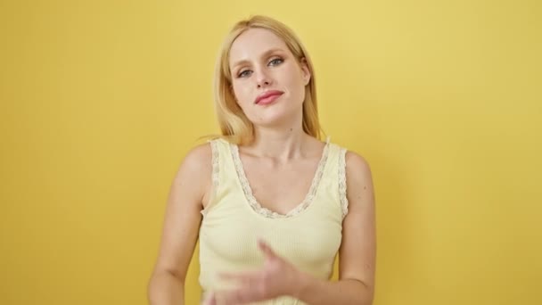 Belle Jeune Femme Blonde Sans Manches Debout Sur Fond Jaune — Video