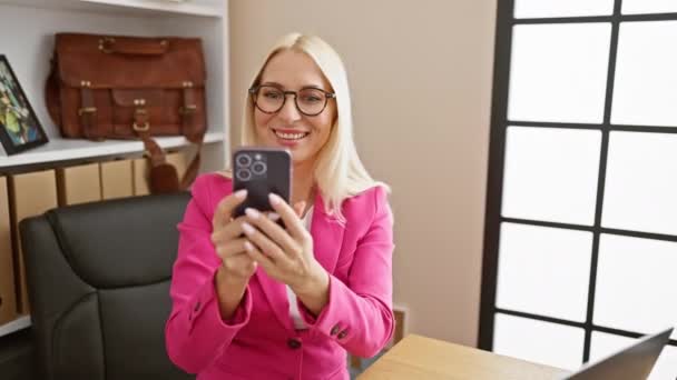 Självsäker Ung Blond Företagare Har Ett Lyckat Videosamtal Kontoret Attraktiv — Stockvideo