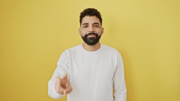 Sorrindo Jovem Piscando Vitorioso Jogando Sinal Dois Dedos Fundo Amarelo — Vídeo de Stock