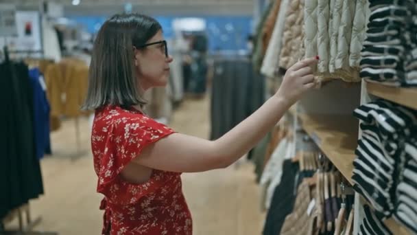 Mode Lidenskab Smuk Spansktalende Kvinde Med Briller Vælge Smarte Tøj – Stock-video
