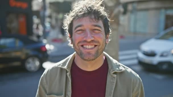 Güneşli Bir Şehir Sokağında Duran Sakallı Gülümseyen Genç Bir Spanyol — Stok video