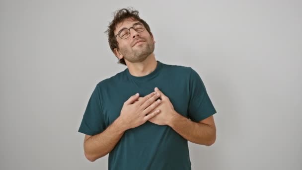 Χαμογελώντας Νεαρός Ισπανόφωνος Άνδρας Ευγνωμοσύνη Χειρονομίες Πινακίδα Υγείας Χέρια Στο — Αρχείο Βίντεο