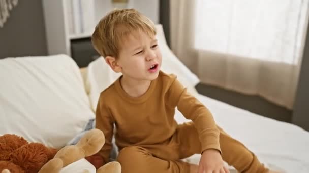Băiat Blonda Care Căsătorește Pijamale Stând Pat Alb Într Dormitor — Videoclip de stoc