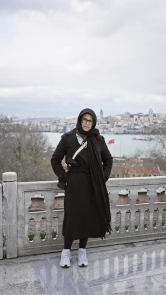 Elegant Kvinna Glasögon Och Hijab Poserar Naturskönt Historiska Istanbul Palats — Stockvideo
