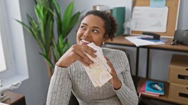 アフリカ系アメリカ人女性 モダンなオフィスのインテリアでトルコリラを保持するカーリーヘア — ストック動画