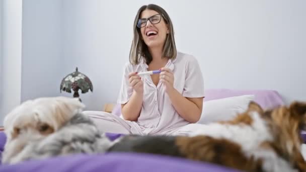Radosna Kobieta Piżamie Uśmiecha Się Trzymając Test Ciążowy Przytulnej Sypialni — Wideo stockowe