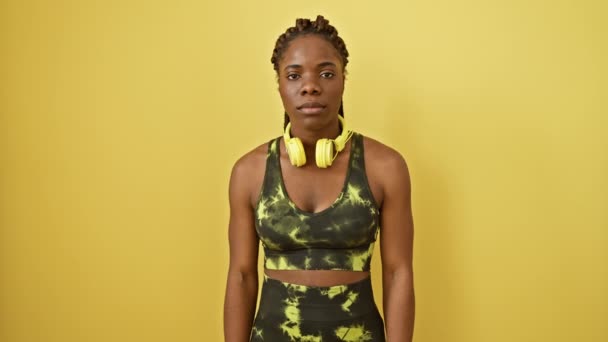 Užaslá Vystrašená Afroameričanka Sportovním Oblečení Omráčená Nevěřícně Otevřenou Pusou Nad — Stock video