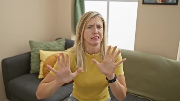 Mujer Rubia Joven Aterrorizada Vistiendo Una Camiseta Expresa Miedo Través — Vídeos de Stock