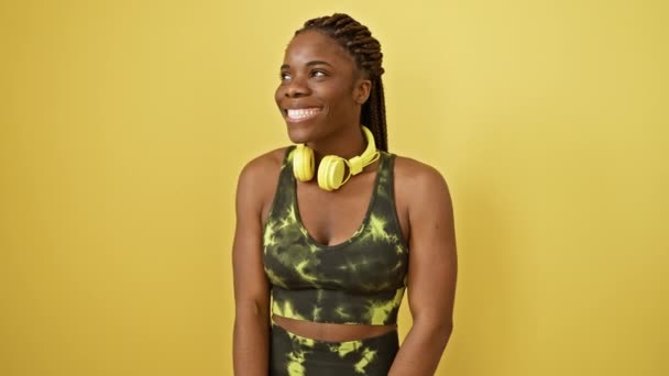 Magabiztos Afro Amerikai Sportruházatban Elszigetelt Sárga Háttérrel Nevetve Mosoly Kivilágítja — Stock videók