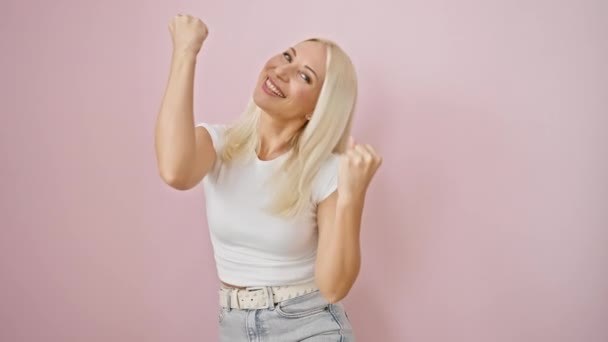 Vreugdevolle Jonge Blonde Vrouw Viert Pulserende Overwinning Opgewonden Stand Winnaar — Stockvideo