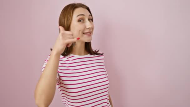 Fröhliches Junges Brünettes Mädchen Gestreiftem Shirt Das Mit Der Hand — Stockvideo