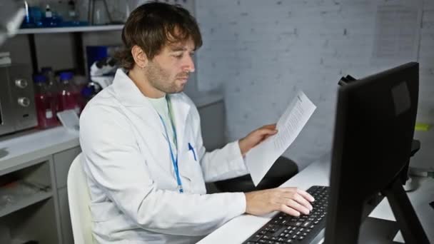Ein Kaukasischer Mann Mit Bart Liest Ein Dokument Während Labor — Stockvideo