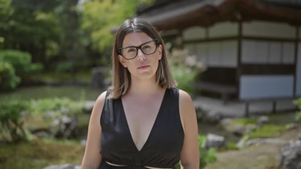 Mujer Hispana Pensativa Hermosa Gafas Pie Resilientemente Templo Ginkaku Kyoto — Vídeos de Stock