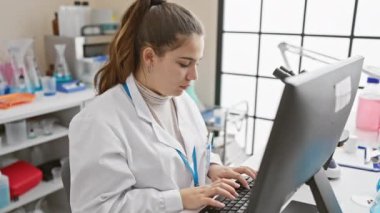 Modern bir laboratuvar ortamında çalışan ve gülümseyen İspanyol kadın bilim adamı..