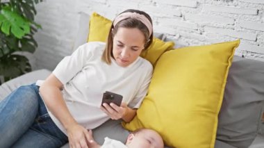 Yorgun anne akıllı telefonuna bir mesaj yazarken masum kızı uykusunda uyuyakalıyor evdeki rahat yatak odalarının huzurlu atmosferine dalıyor..