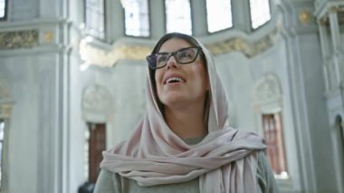 Türbanlı gülümseyen kadın tarihi İstanbul Camii 'ndeki İslami mimariye hayran.