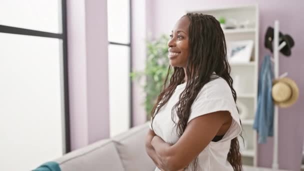 Mujer Sonriente Con Brazos Cruzados Pie Una Acogedora Habitación Interior — Vídeos de Stock