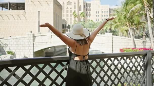Glad Kvinna Njuter Den Livliga Atmosfären Dubais Souk Madinat Jumeirah — Stockvideo