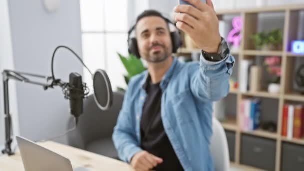 Yakışıklı Sakallı Gülümseyen Radyo Stüdyosunda Kulaklık Takıp Selfie Çeken Bir — Stok video