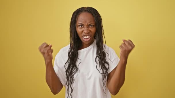 Frustrada Jovem Mulher Negra Com Cabelo Encaracolado Vestindo Branco Contra — Vídeo de Stock