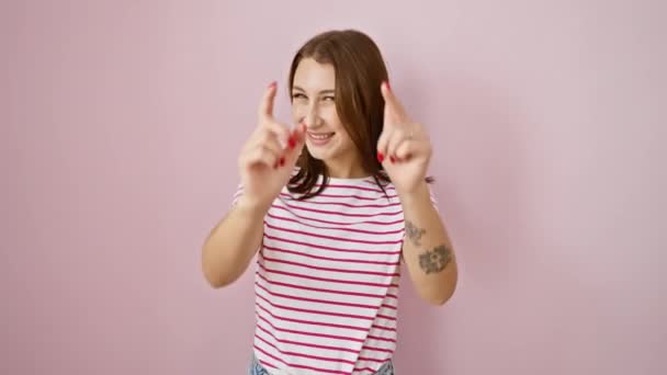 Menina Morena Alegre Camiseta Listrada Com Sorriso Radiante Aponta Para — Vídeo de Stock