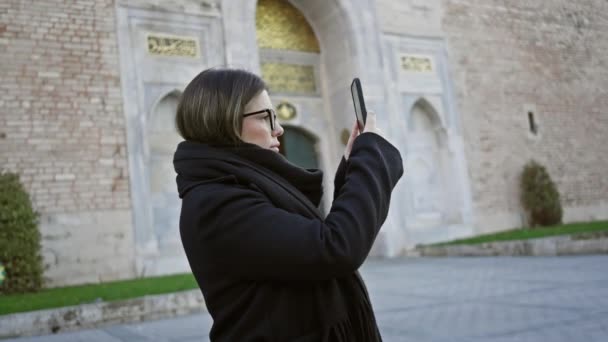Brunetka Okularach Używa Smartfona Pałacu Topkapi Stambule Przywołując Podróż Historię — Wideo stockowe
