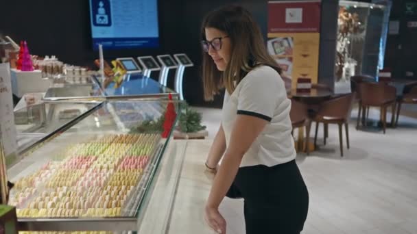 Žena Prohlíží Pestrý Výběr Makaronů Pultu Cukrárny — Stock video