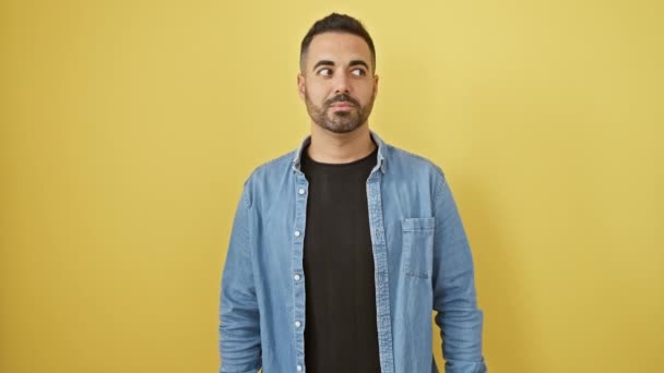 Jovem Hispânico Vestindo Camisa Jeans Mão Boca Dizendo Rumor Secreto — Vídeo de Stock