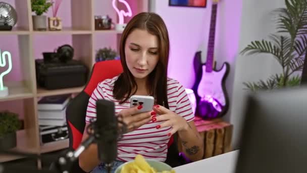 Opgewonden Jong Brunette Meisje Triomfantelijk Heft Armen Koestert Smartphone Gaming — Stockvideo
