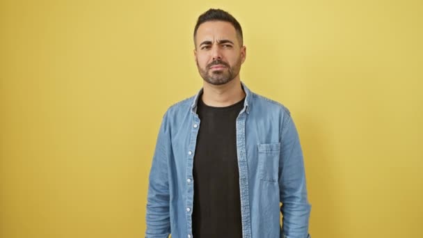 Hispanic Guy Gags Ekelhaft Über Groben Gestank Trägt Jeanshemd Der — Stockvideo
