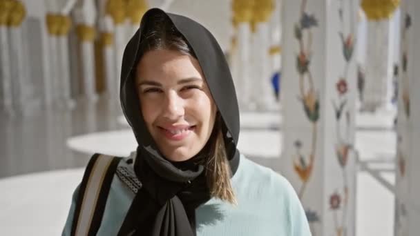 Seorang Wanita Ceria Mengenakan Jilbab Tersenyum Bawah Sinar Matahari Masjid — Stok Video