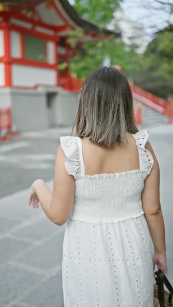 안경에 히스패닉 일본에서 사원에 제스처와 — 비디오