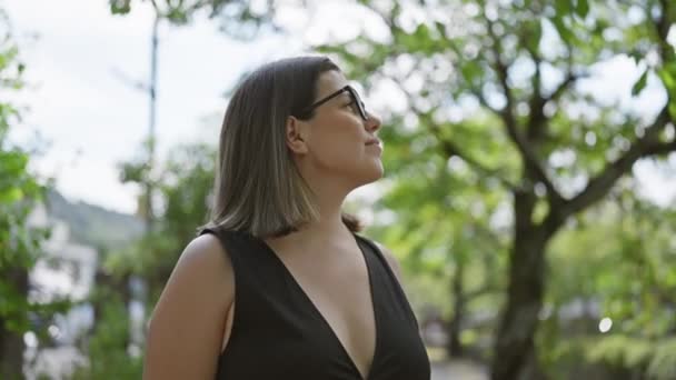 Mujer Hispana Alegre Posando Con Alegría Gafas Brillando Pie Medio — Vídeos de Stock