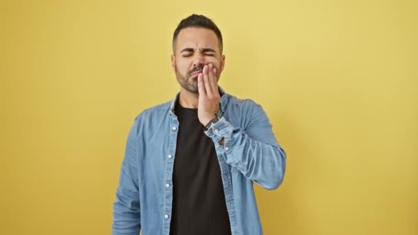 Hispánec Džínové Košili Škubání Zubní Bolesti Stojící Nad Žlutým Pozadím — Stock video