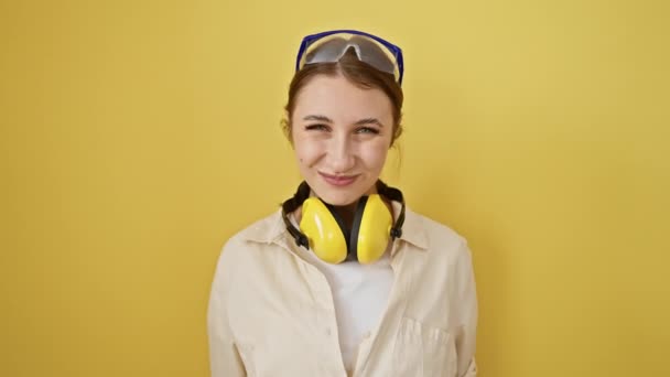 Fröhliches Junges Brünettes Mädchen Mit Schutzbrille Und Lärmenden Kopfhörern Das — Stockvideo