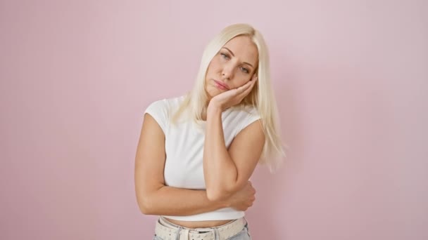 Deprimeret Ulykkelig Ung Blond Kvinde Arme Krydset Træt Keder Sig – Stock-video