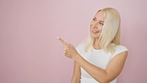 Glada Unga Blonda Kvinna Gärna Pekar Uppåt Till Sidan Visar — Stockvideo