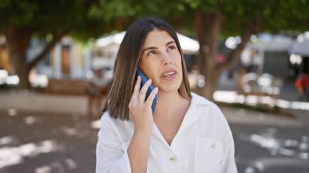 Młoda Piękna Latynoska Kobieta Rozmawiająca Przez Telefon Mieście — Wideo stockowe