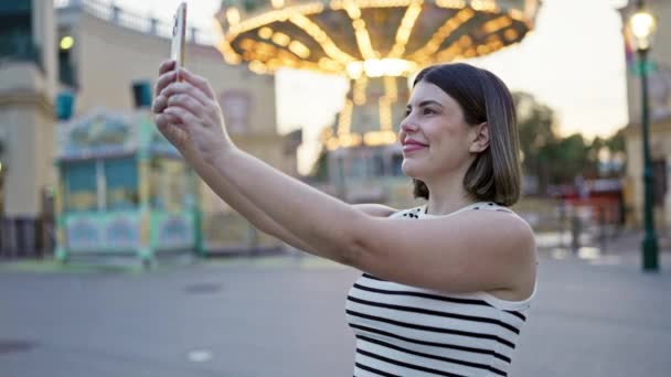 Młoda Kobieta Robi Selfie Smartfonem Ulicy — Wideo stockowe