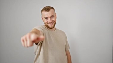 Gülümseyen sakallı bir adam kameraya bakıyor..