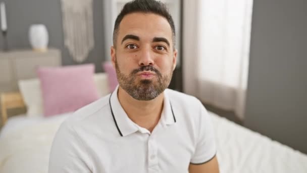 Junger Hispanischer Mann Mit Urkomischem Gesichtsausdruck Die Wangen Voller Luft — Stockvideo