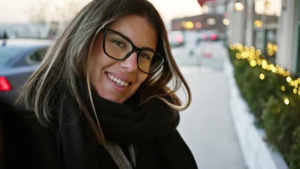 Una Mujer Sonriente Con Gafas Pie Una Calle Urbana Con — Vídeos de Stock