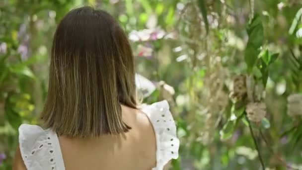 Glad Latinamerikansk Kvinna Glasögon Uppslukande Utforskning Futuristisk Växtutställning Ett Färgstarkt — Stockvideo