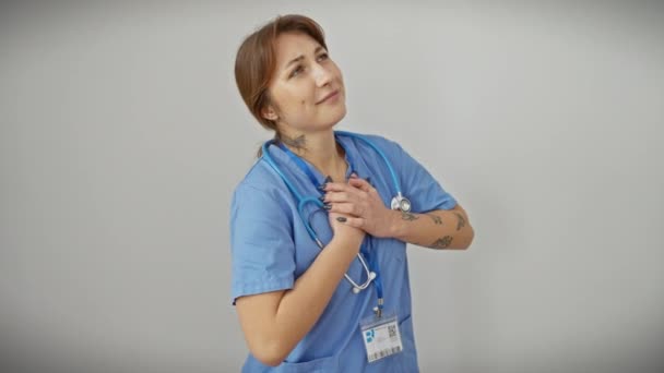 Jovem Caucasiana Alegre Uma Postura Orgulhosa Usa Estetoscópio Mãos Peito — Vídeo de Stock