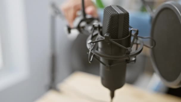 Schöner Hispanischer Mann Mit Bart Spricht Modernem Radiostudio Ins Mikrofon — Stockvideo