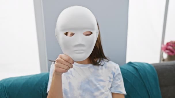 Bruneta Žena Drží Bílou Masku Zobrazující Pojmy Identity Přestrojení Moderním — Stock video